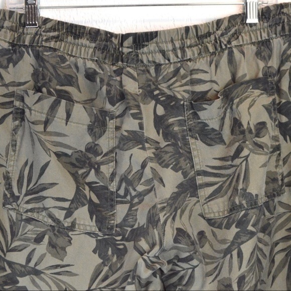 Old Navy Soft Tencel Olive Leaf Print Loose Fit Pull On Joggers, Medium - Picture 3 of 11